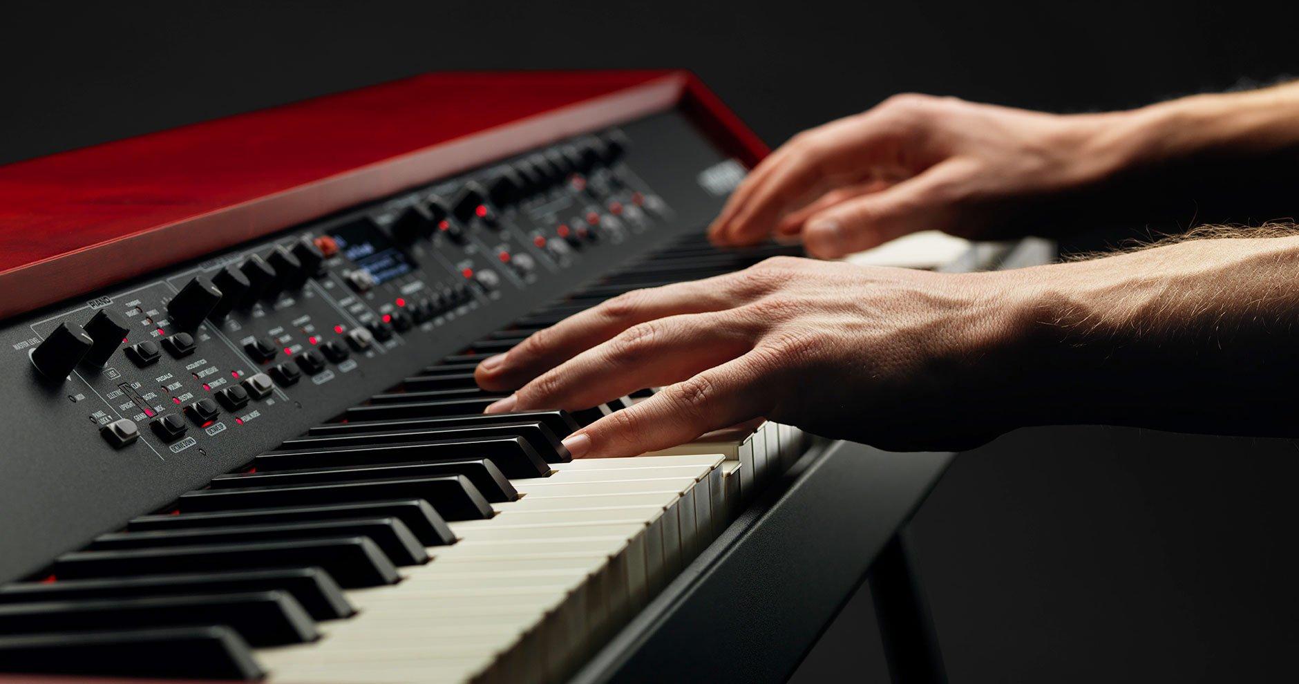 Nord Grand - Hands angled